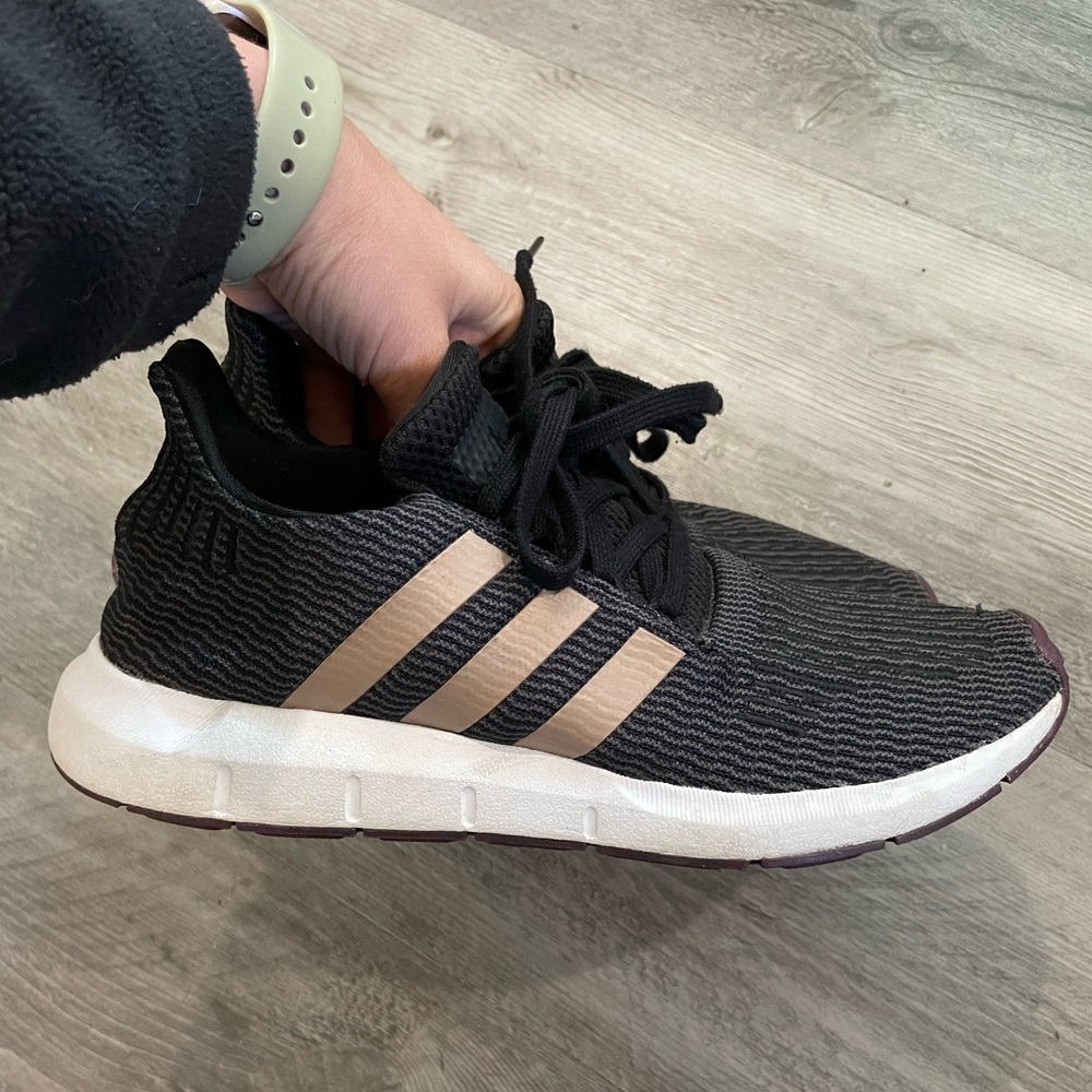 Nike sneakers B37717 - black with nude lines